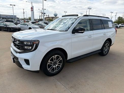 Used 2025 Ford Expedition Active AWD/4WD image 2