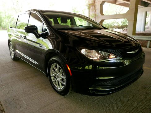 Used 2022 Chrysler Voyager LX image 26