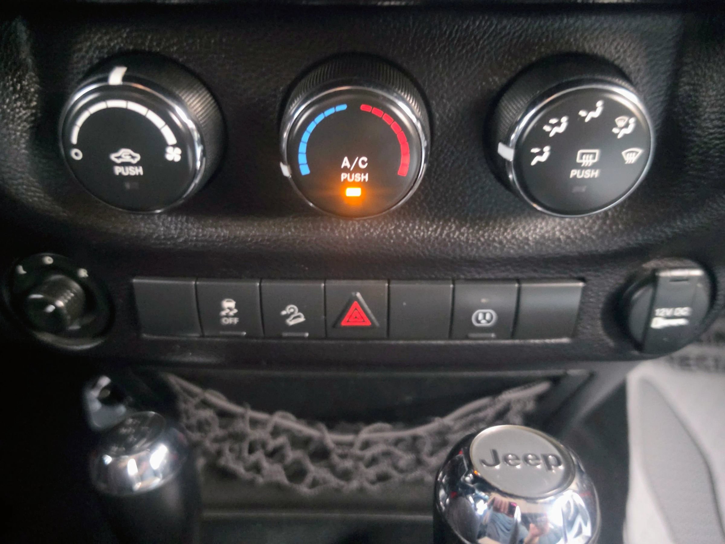 Used 2018 Jeep Wrangler Unlimited Sahara AWD/4WD image 13