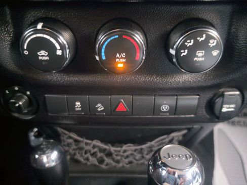 Used 2018 Jeep Wrangler Unlimited Sahara AWD/4WD image 13
