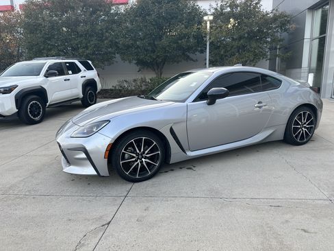 Used 2023 Toyota GR86 w/ ALL Weather Mat Package (TMS) RWD image 3