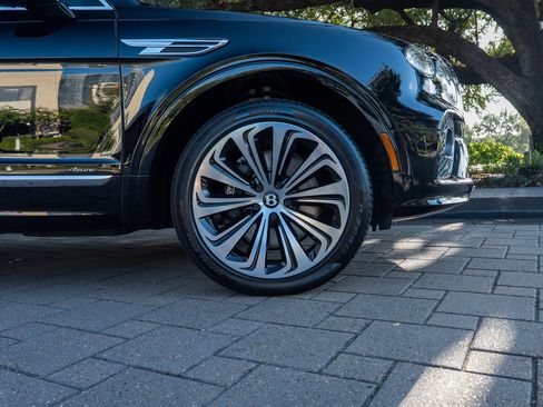 Used 2023 Bentley Bentayga AWD/4WD image 6
