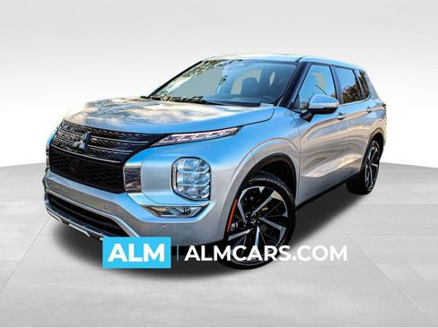 Used 2024 Mitsubishi Outlander SE image 1