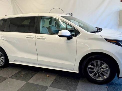 Used 2022 Toyota Sienna LE image 3