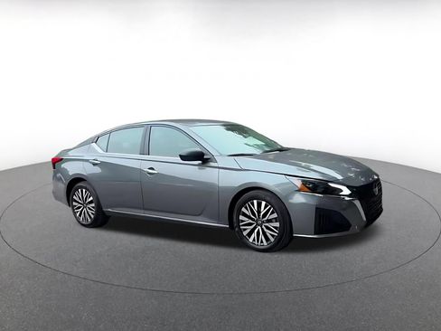 Used 2025 Nissan Altima 2.5 SV FWD image 2