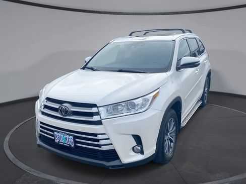 Certified 2017 Toyota Highlander XLE image 1
