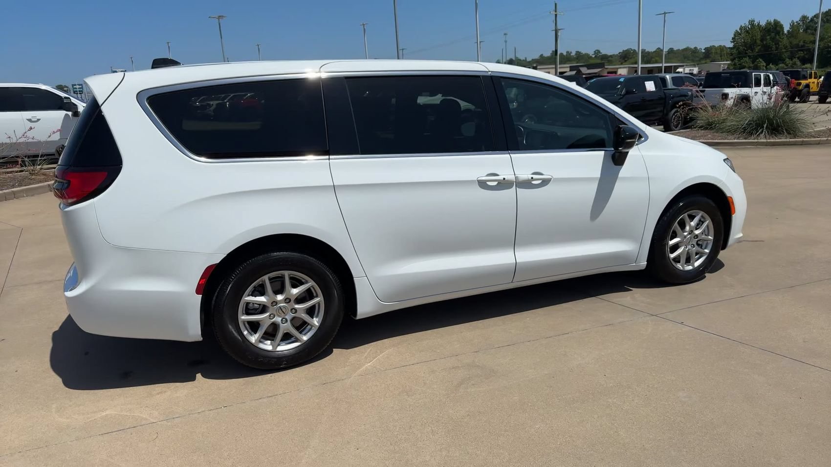 Used 2025 Chrysler Pacifica Select FWD image 9