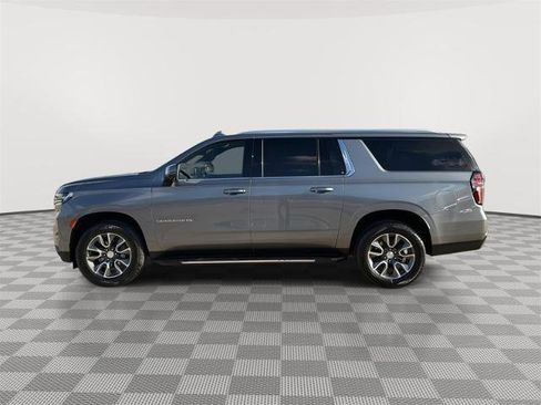 Used 2022 Chevrolet Suburban LT w/ LT Signature Package image 2