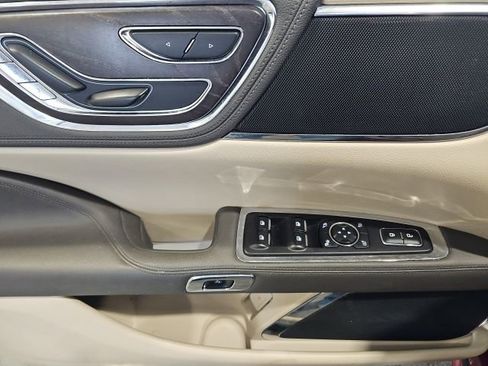 Used 2017 Lincoln Continental Premiere image 15