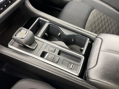 Used 2024 Nissan Pathfinder SV FWD image 31