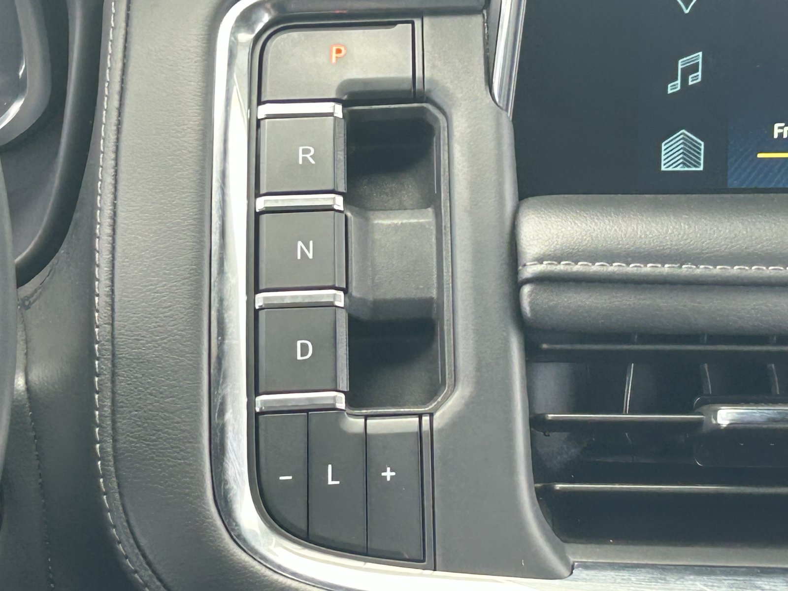 Used 2024 Chevrolet Suburban LT RWD image 23