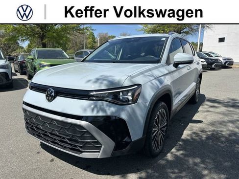 New 2026 Volkswagen Taos SE FWD image 1