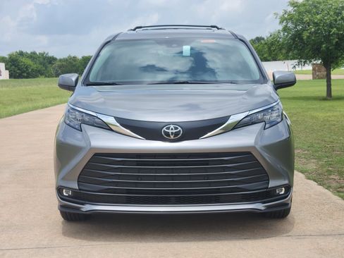 New 2026 Toyota Sienna XLE FWD image 6
