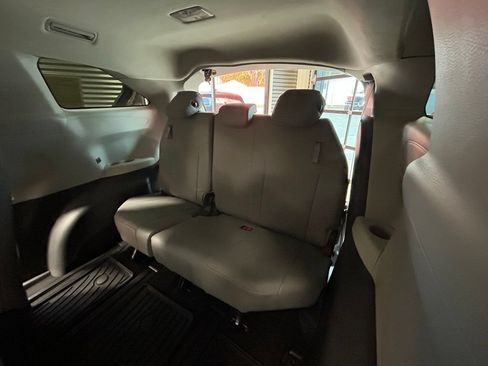 Used 2022 Toyota Sienna XLE FWD image 7