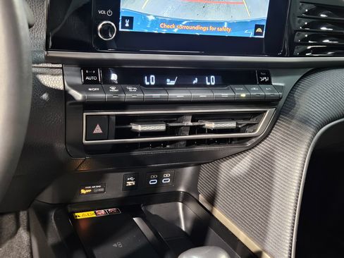 Used 2025 Toyota Camry SE w/ Convenience Package FWD image 31