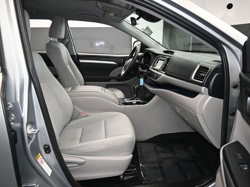Used 2019 Toyota Highlander LE image 41