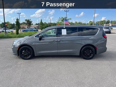 Used 2025 Chrysler Pacifica Select FWD image 2