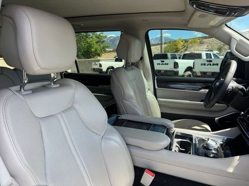 Used 2022 Jeep Wagoneer Series I w/ Premium Group I AWD/4WD image 15