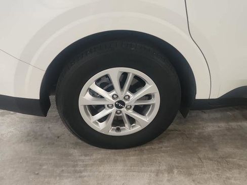 Used 2024 Kia Carnival LX FWD image 13