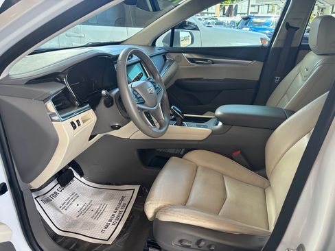 Used 2017 Cadillac XT5 Luxury w/ Driver Awareness Package FWD image 5