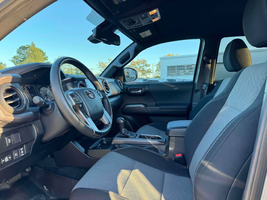 Used 2022 Toyota Tacoma TRD Off-Road AWD/4WD image 14
