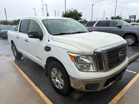 Used 2017 Nissan Titan SV RWD image 3