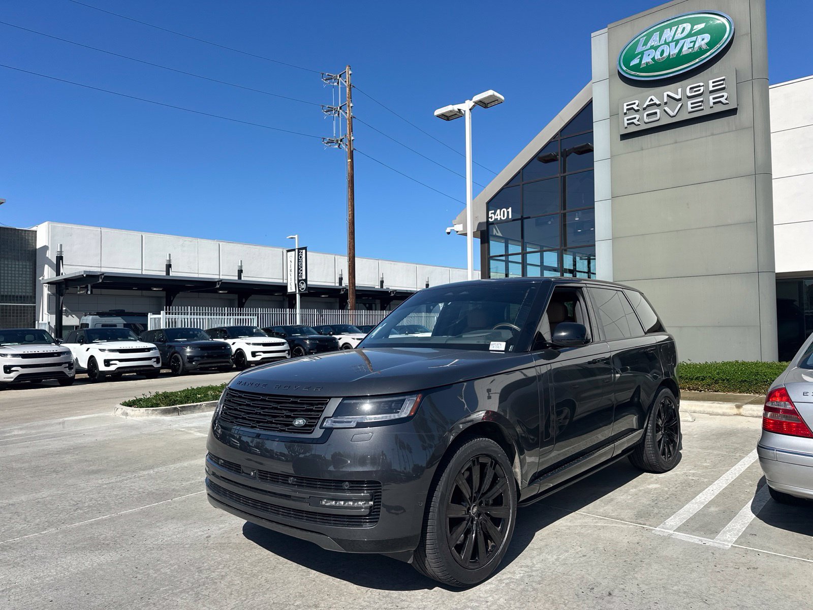 Certified 2025 Land Rover Range Rover SE AWD/4WD image 1