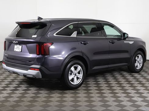 Used 2025 Kia Sorento LX image 9