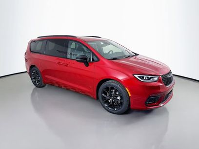 New 2026 Chrysler Pacifica Limited w/ Uconnect Theater Family Group