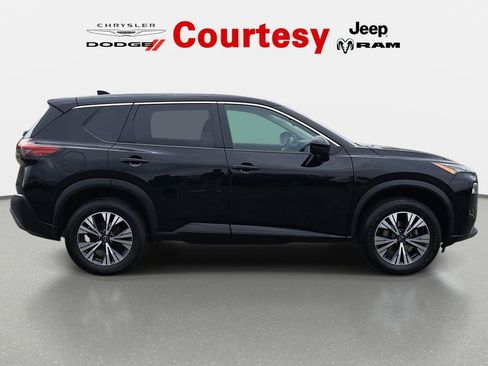 Used 2022 Nissan Rogue SV image 2