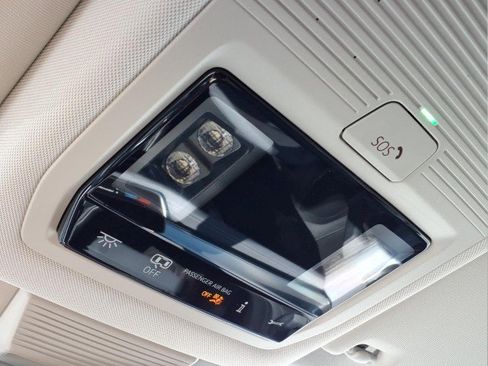 Certified 2025 Volkswagen Tiguan SE AWD/4WD image 22