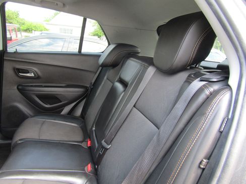 Used 2017 Chevrolet Trax LT w/ Sun & Sound Package FWD image 11