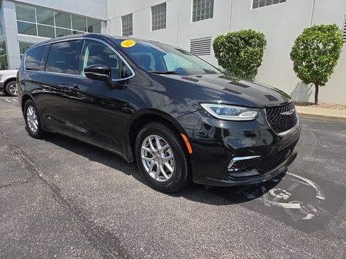 Used 2023 Chrysler Pacifica Touring-L FWD image 4