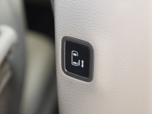 Used 2018 Chrysler Pacifica Touring-L FWD image 14