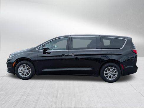 Used 2025 Chrysler Pacifica Select FWD image 4
