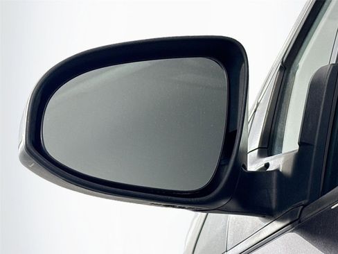 Used 2015 Toyota Yaris L image 5