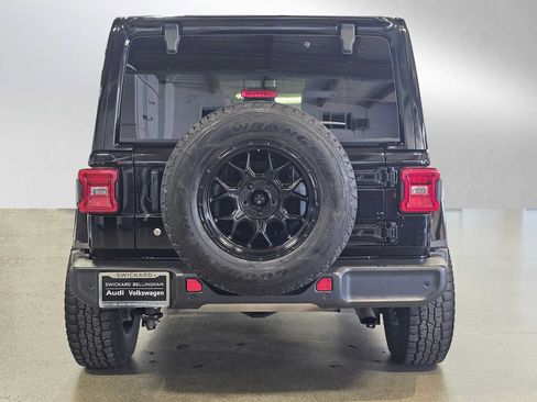 Used 2018 Jeep Wrangler Unlimited Sahara AWD/4WD image 4