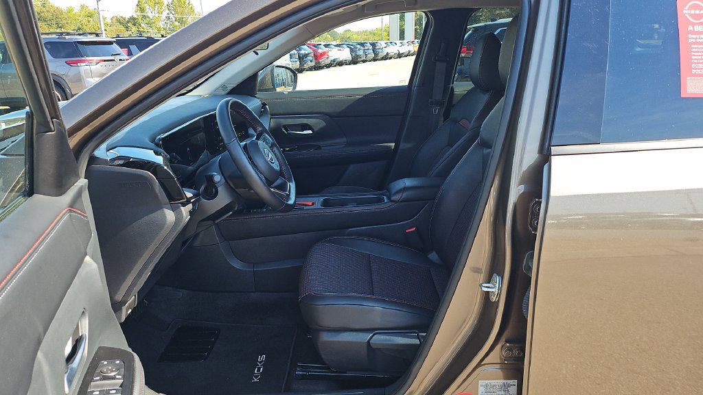 Certified 2025 Nissan Kicks SR FWD image 4