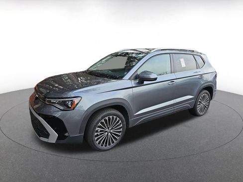 Used 2025 Volkswagen Taos SE image 3