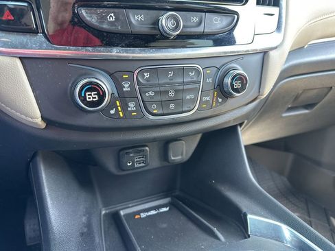 Used 2022 Chevrolet Traverse LT w/ LT Premium Package AWD/4WD image 49