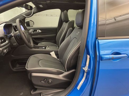 New 2026 Chrysler Pacifica Limited w/ Uconnect Theater Family Group image 18