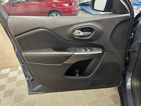 Used 2020 Jeep Cherokee Latitude Plus w/ Comfort/Convenience Group FWD image 23