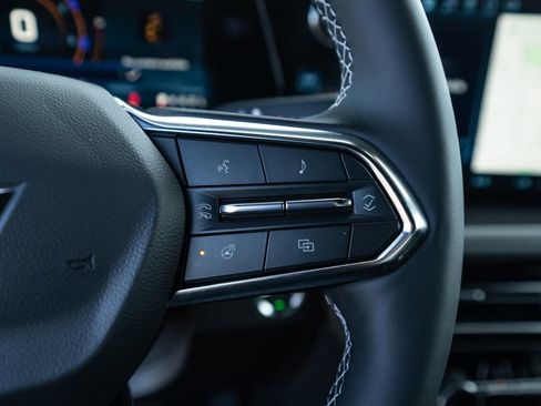 Used 2025 Chevrolet Traverse LT image 18