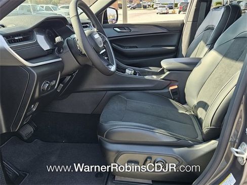 New 2025 Jeep Grand Cherokee Altitude image 5