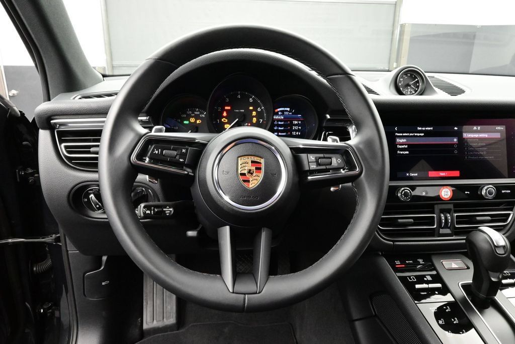 Certified 2025 Porsche Macan AWD/4WD image 8