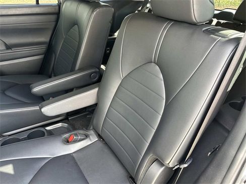 Used 2024 Toyota Highlander XLE image 13