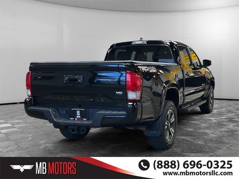 Used 2017 Toyota Tacoma TRD Sport image 3