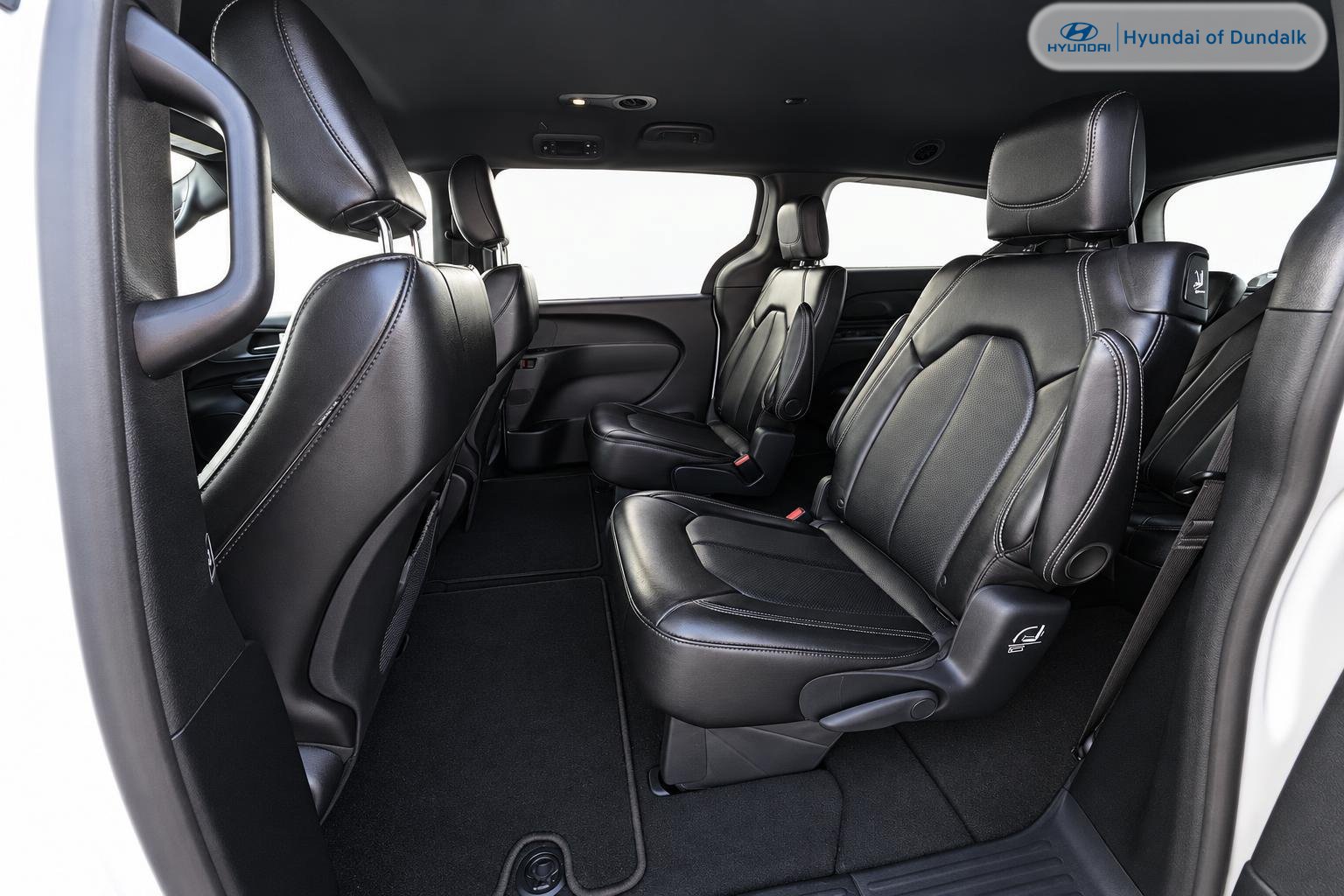 Used 2025 Chrysler Voyager LX FWD image 9