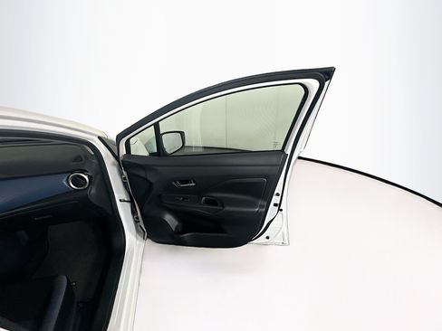 Used 2025 Nissan Versa SV FWD image 30