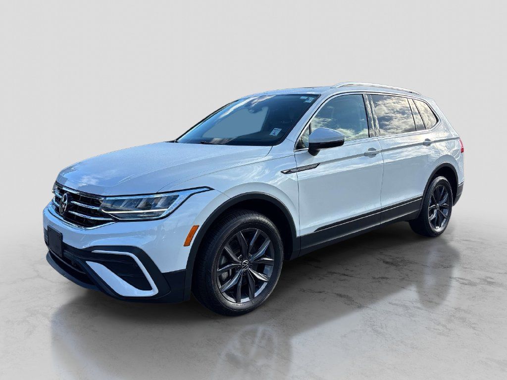 Used 2023 Volkswagen Tiguan SE AWD/4WD image 1